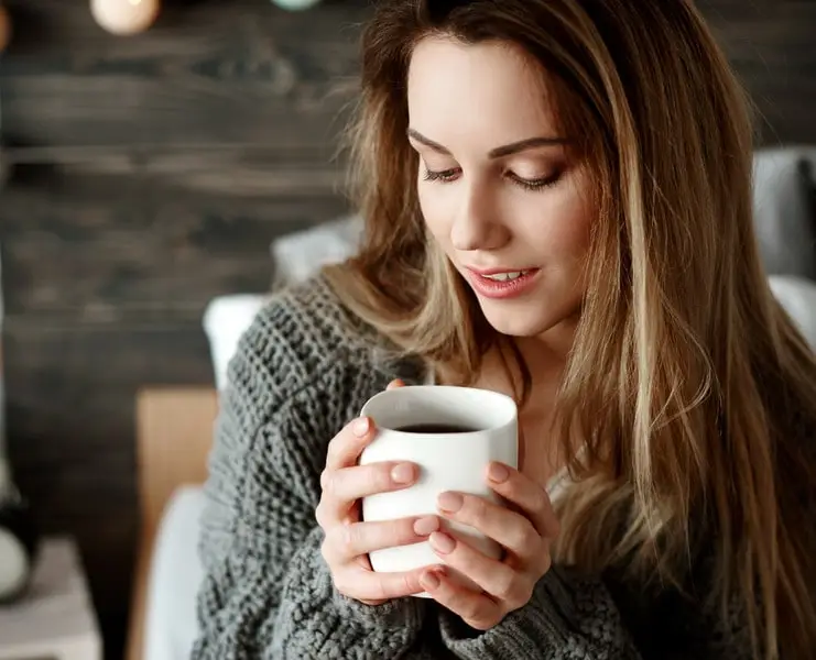 Tea Haven klientė mėgaujasi kokybiška arbata jaukioje aplinkoje