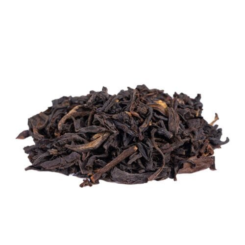 Iš arti iš šono nufotografuoti sausi Lapsang Souchong arbatos lapeliai