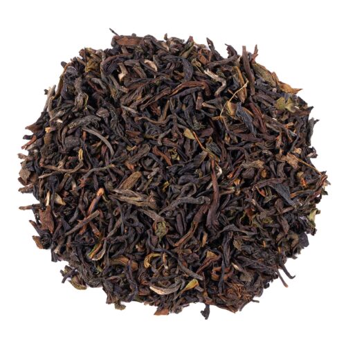 Iš arti nufotografuoti sausi Darjeeling FTGFOP 1 Second Flush arbatos lapeliai