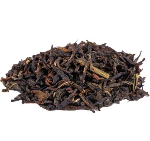 Iš šono nufotografuoti sausi Darjeeling FTGFOP 1 Second Flush arbatos lapeliai
