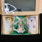 Dovanų rinkinys „Rytų kerai“ su sidabruotu arbatinuku ir arbata. Atidaryta dežutė