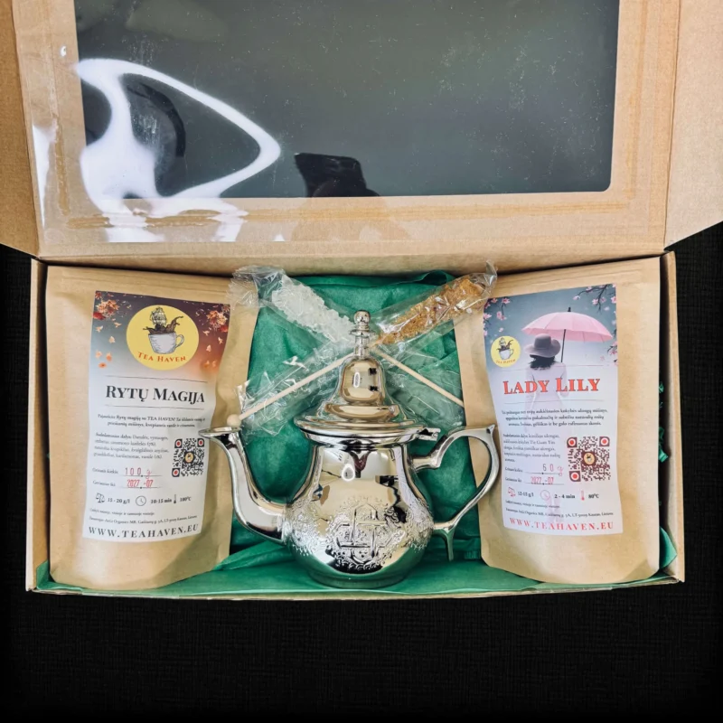 Dovanų rinkinys „Rytų kerai“ su sidabruotu arbatinuku ir arbata. Atidaryta dežutė