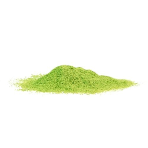 Ryškiai žali ceremoninės Matcha arbatos milteliai – biri tekstūra ir sodri spalva. iš šono