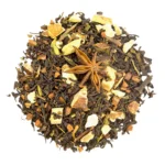 SK00001-01-01 Biri juodoji arbata su prieskoniais: matosi žvaigždinis anyžius, cinamono lazdelės ir apelsinų žievelės.