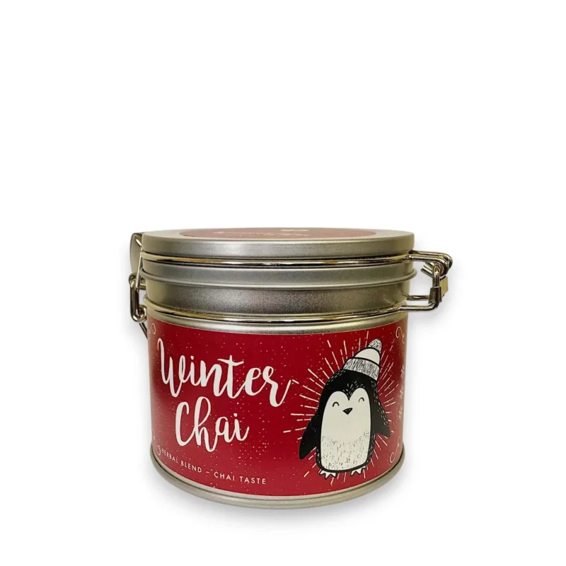 SK00001-02-min Raudona ekologiškos arbatos dėžutė „Winter Chai“ su pingvino piešiniu.