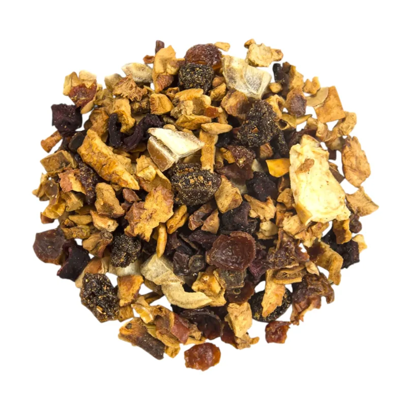 Biri Šventinė vaisinė arbata „Candy Apple“: matosi stambūs obuolių gabalėliai, erškėtuogės, datulės ir cinamonas.