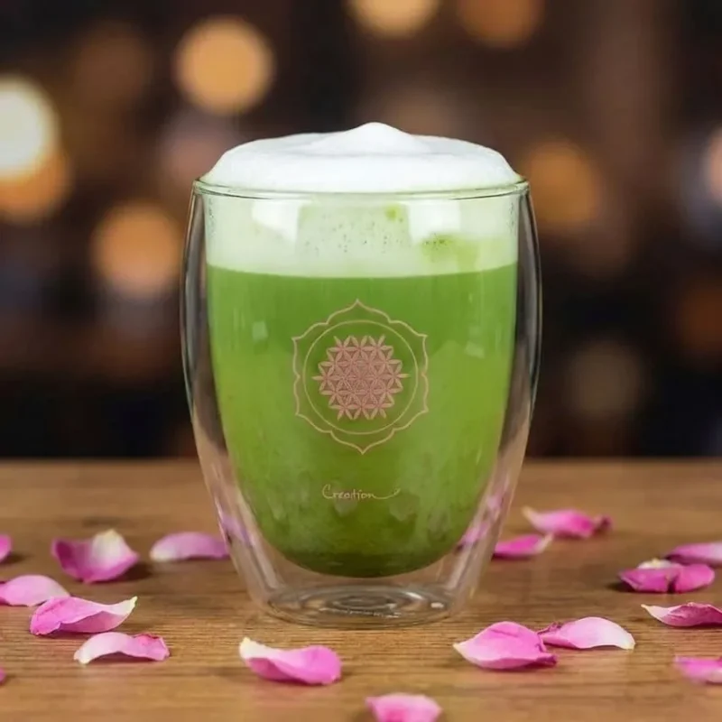 Dvigubo stiklo stiklinė su Matcha Latte arbata ir Gyvybės gėlės simboliu