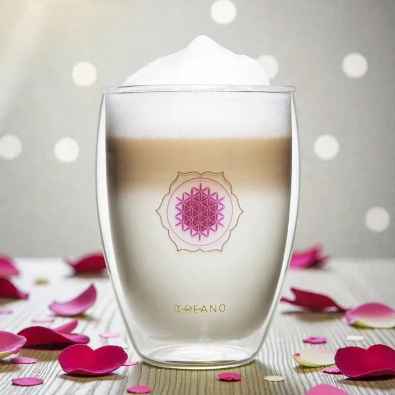 Dvigubo stiklo stiklinė su Latte Macchiato kava ir Gyvybės gėlės simboliu