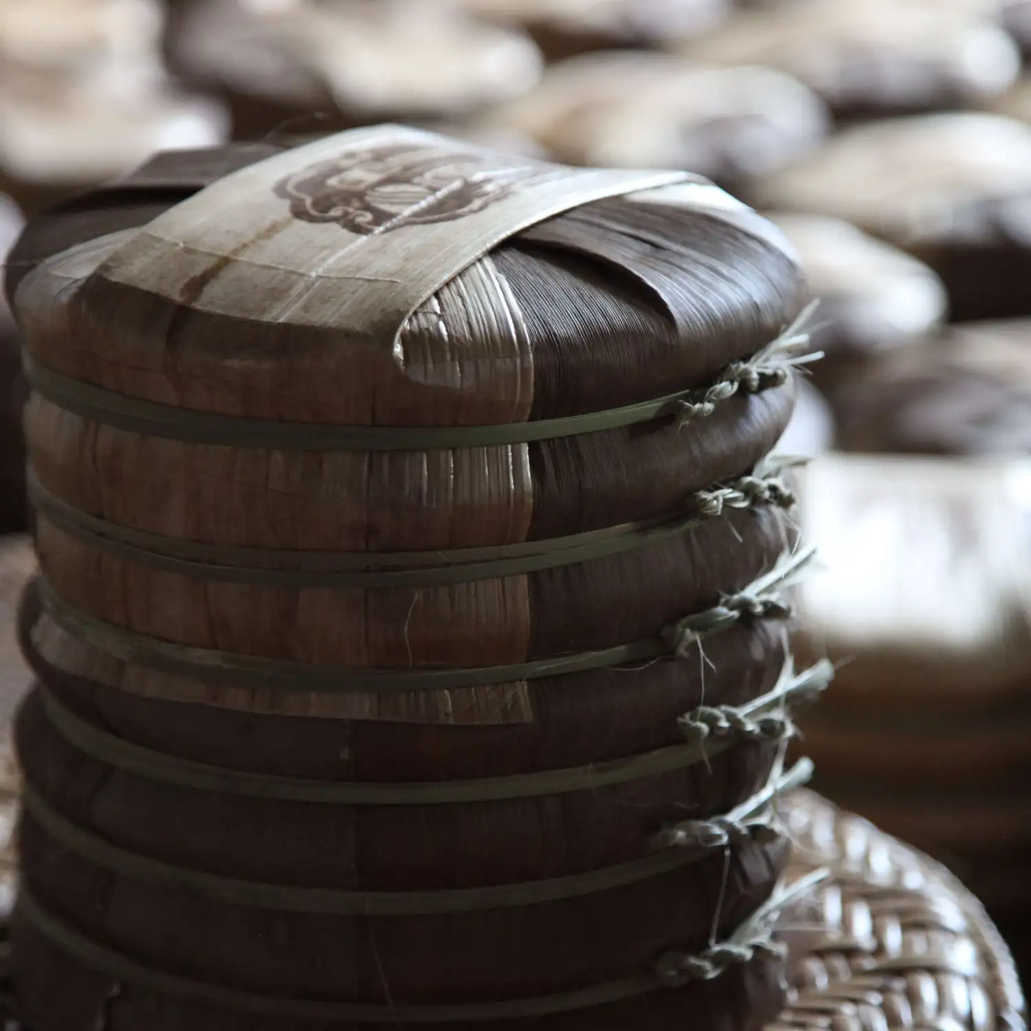 Brandinta Pu Erh arbata, suspausta į diskus (blynus) bambukiniame įdėkle