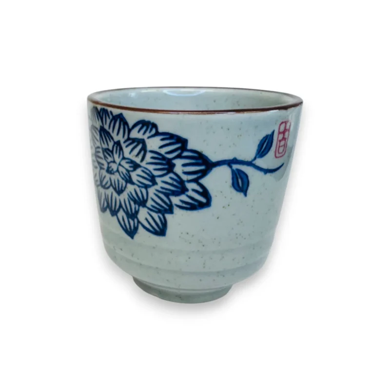 Keramikinis arbatos puodelis su mėlyno bijūno žiedu