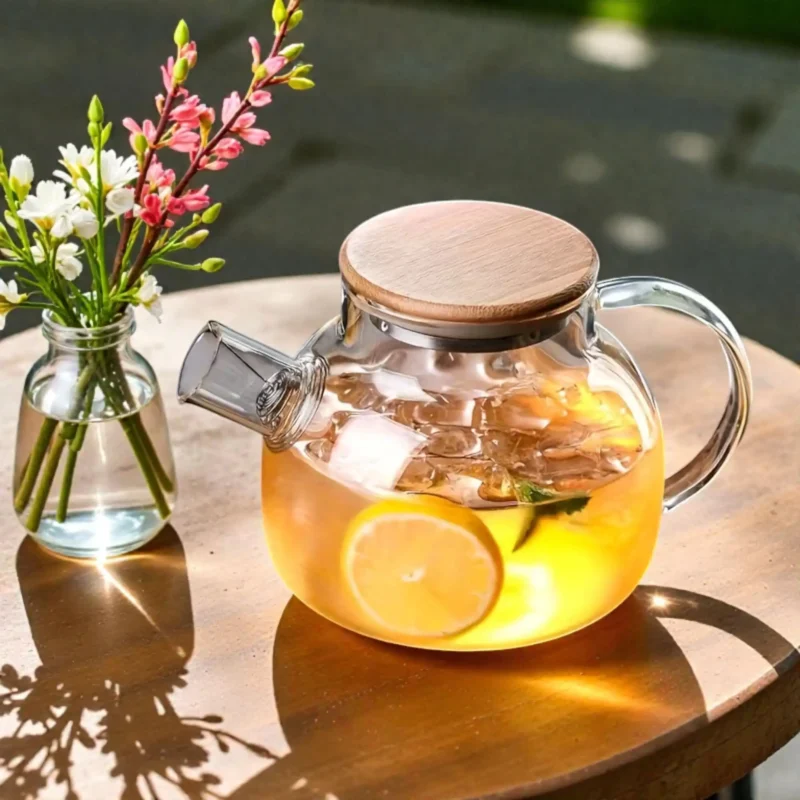 Pilama arbata iš stiklinio arbatinuko su bambukiniu dangteliu