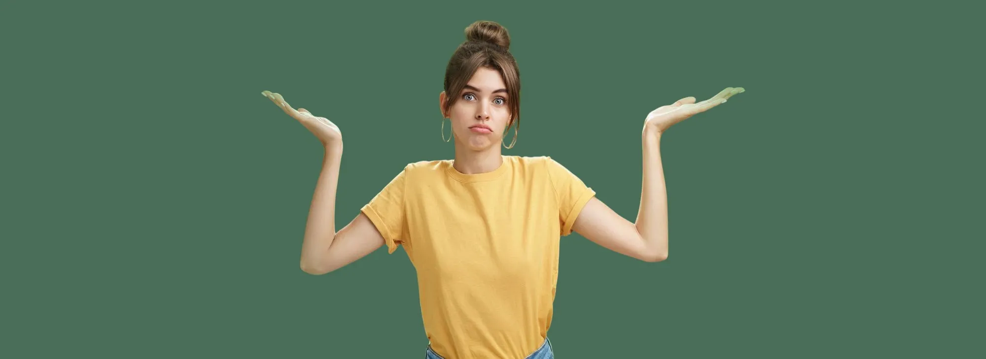 Mergina trauko pečiais ir ieško atsakymų – Dažniausiai užduodami klausimai (DUK) apie arbatą.