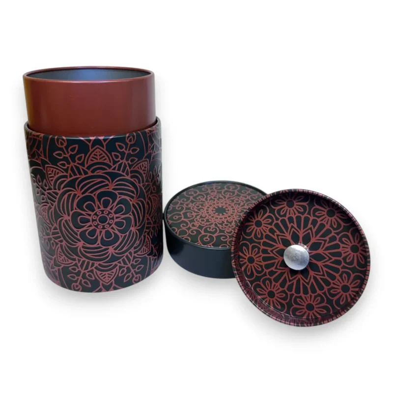 Atidarytas juodas indelis su sandariu vidiniu dangteliu arbatai