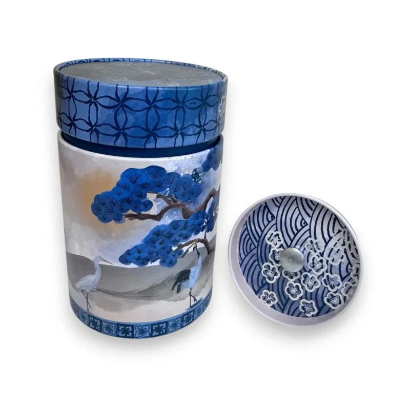 Atidarytas mėlynas arbatos indelis su vidiniu sandariu dangteliu