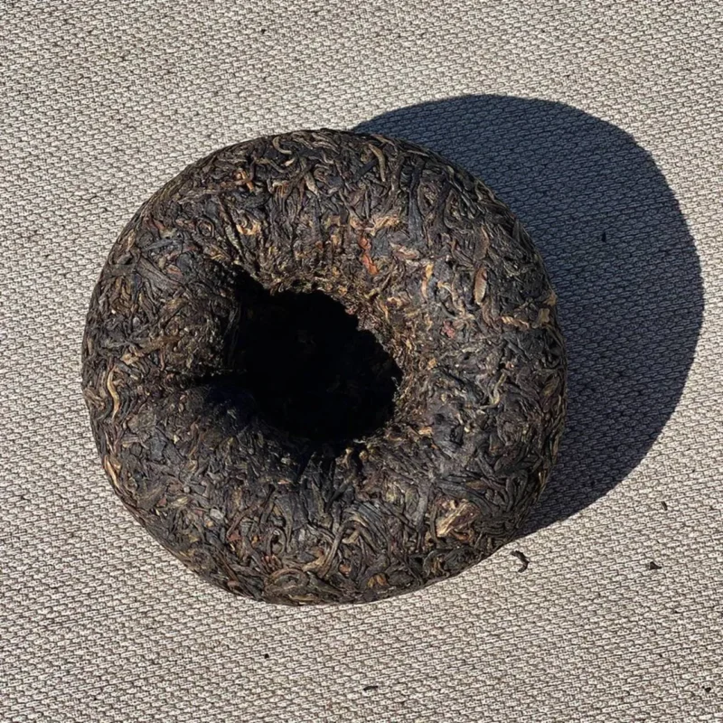 Brandinto Sheng Puer arbatos lapeliai - presuota Tuocha forma apačia