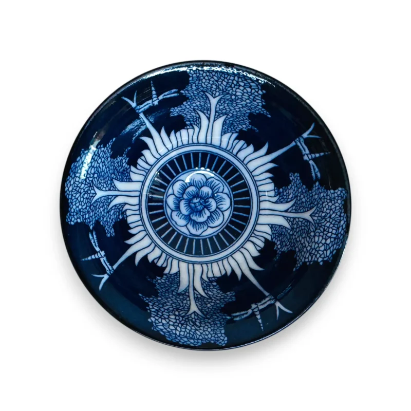 Porcelianinio puodelio vidus su gėlės ir laumžirgio ornamentais