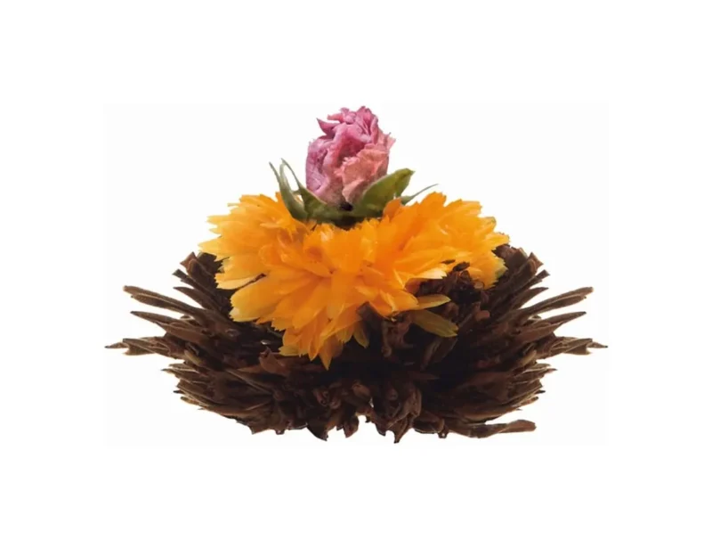 Išsiskleidęs arbatos rutuliukas su medetkų žiedais