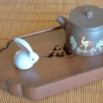 TS-B6021107-03 Arbatos ceremonija ant Chaban padėklo su moliniu arbatinuku ir dekoratyvine triušio figūrėle