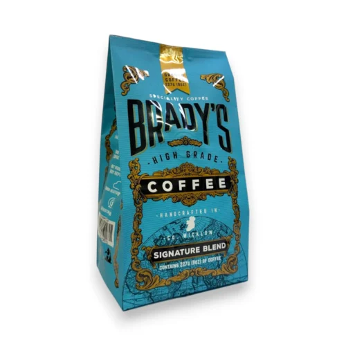 Brady's Signature Blend malta kava 227g mėlynoje paukštėje šviesiame fone
