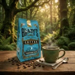 Aromatinga Brady's Signature Blend kava miško apsuptyje su garuojančiu puodeliu