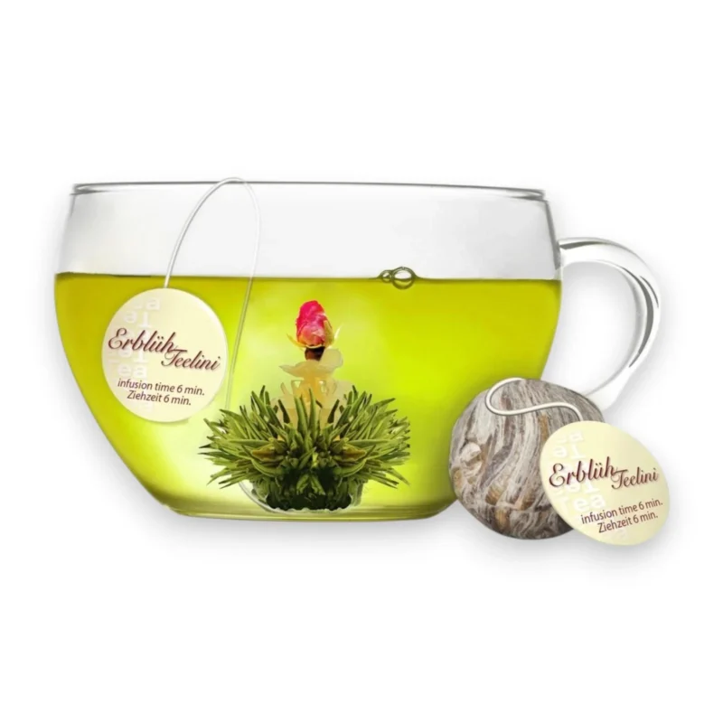 Rankomis rištas arbatos rutuliukas ir žydinti arbata su stikliniu puodeliu