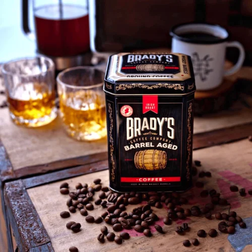 Airiška kava brandinta viskio statinėse Brady's Barrel Aged ant medinio stalo