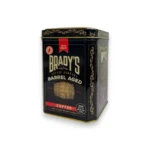 Airiška kava Brady's Barrel Aged stiklinėje su plakta grietinėle