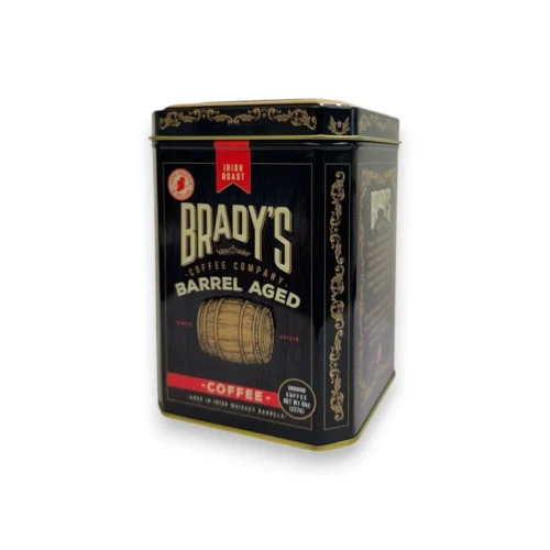 Airiška kava Brady's Barrel Aged stiklinėje su plakta grietinėle