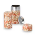 Atidaryta metalinė dėžutė arbatai Kazuko su vidiniu aromato apsaugos dangteliu