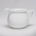 Klasikinis baltas porcelianinis ąsotėlis Gongdaobei baltame fone