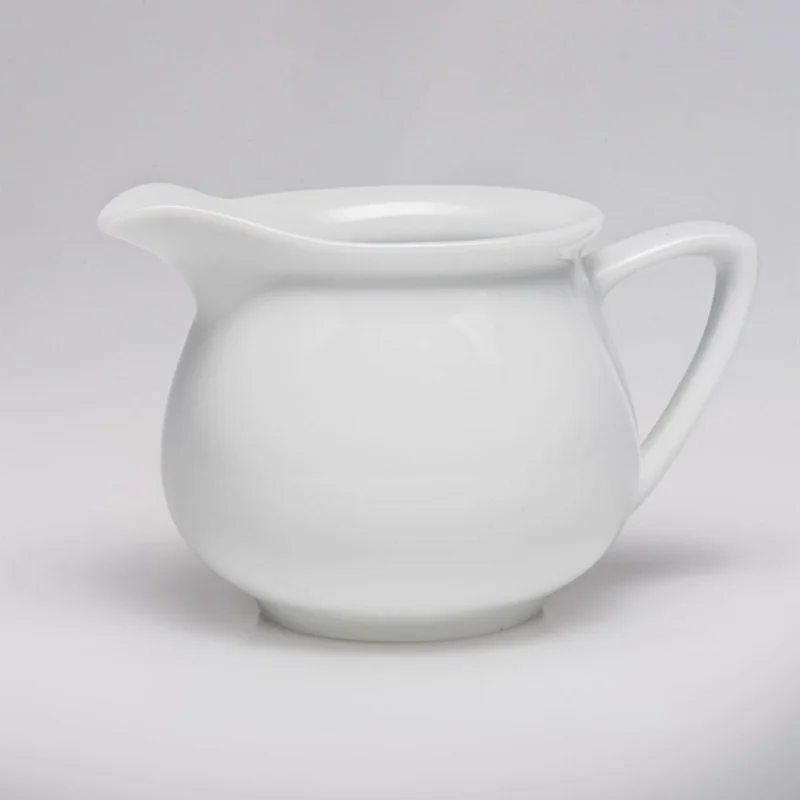 Klasikinis baltas porcelianinis ąsotėlis Gongdaobei baltame fone