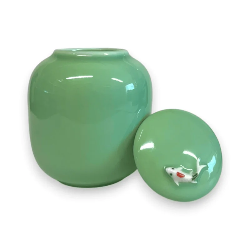 Matcha arbatos indelis su atidarytu dangteliu ir žuvies motyvu