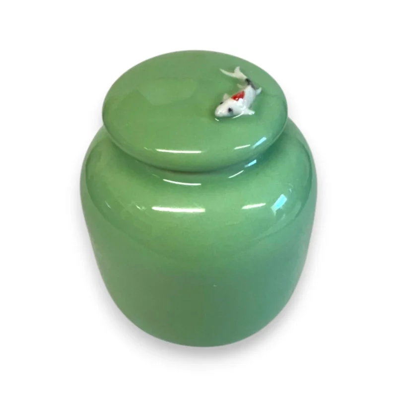 Houjicha indelis iš viršaus su Koi karpio dekoracija ant dangtelio