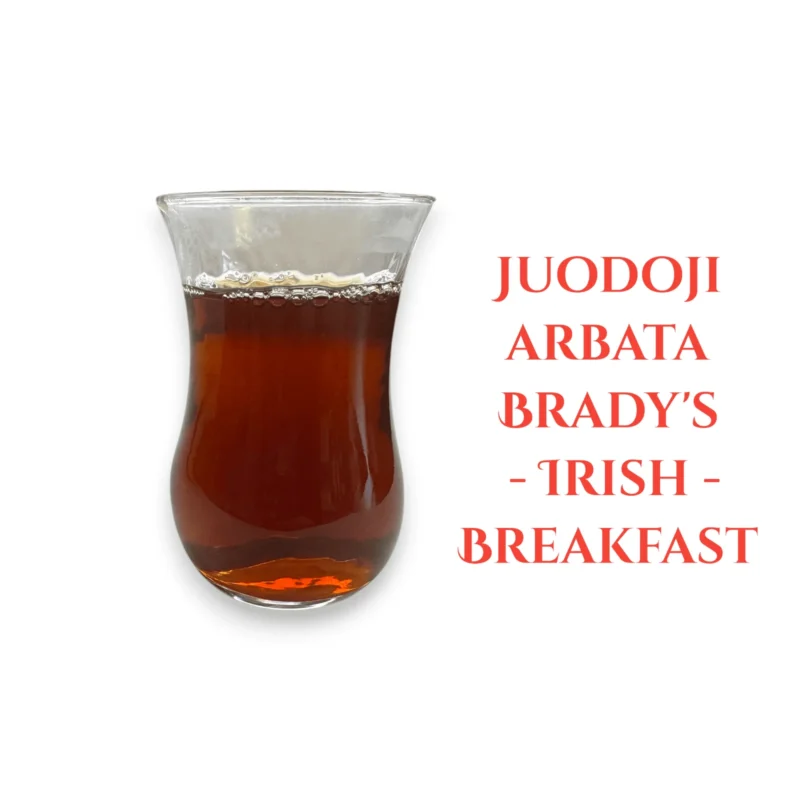 Tamsi rusva paruoštos juodosios arbatos Brady's Irish Breakfast spalva stiklinėje