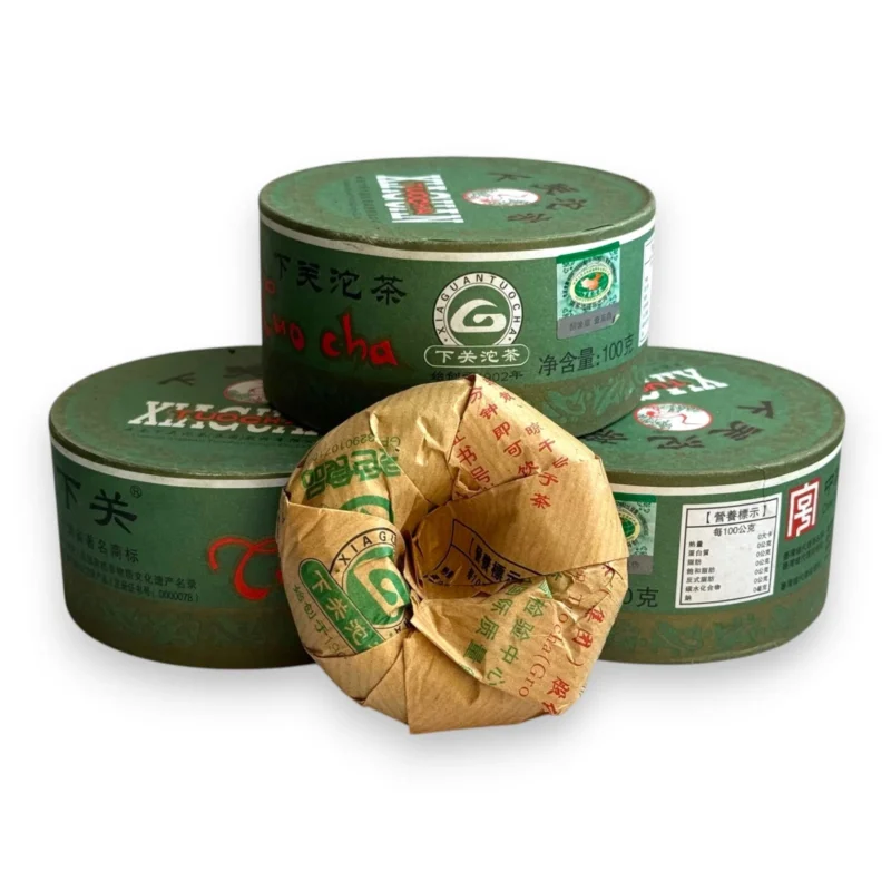 Žaliosios Sheng Pu-erh arbatos lizdas išpakuotas iš tradicinio popieriaus