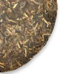 Stambiu planu: 2014 m. Sheng Pu-erh arbatos jauni lapeliai supresuoti į blyną