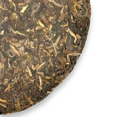 Stambiu planu: 2014 m. Sheng Pu-erh arbatos jauni lapeliai supresuoti į blyną