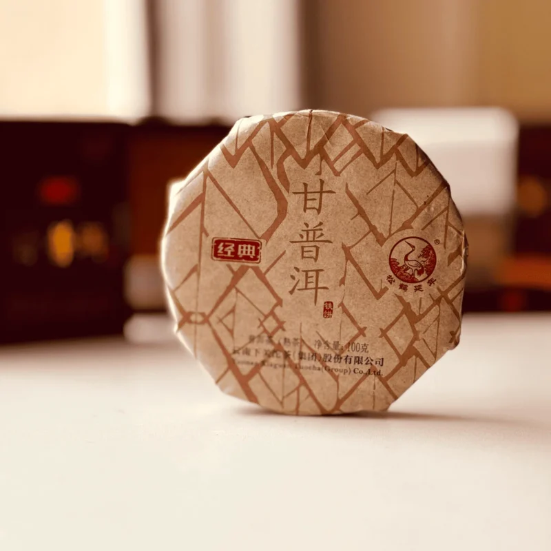 Tradiciniame popieriuje supakuotas 100g XiaGuan Gan Pu Er arbatos Geležinis blynas (Tie Bing)