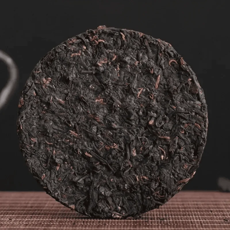 Tamsiai rudas brandintos Shou Pu-erh arbatos blynas XiaGuan Gan Pu Er