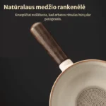 Iš arti parodyta keraminio sietelio arbatai natūralaus medžio rankenėlė