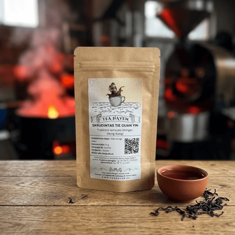 Skrudintas-Tie-Guan-Yin-pakuote-kepimo-fonas 50g Skrudinto Tie Guan Yin arbatos pakuotė su moline piala autentiško arbatos skrudinimo fone