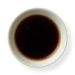 Tamsus ir tirštas ryžių Pu-erh Tuocha arbatos užpilas puodelyje