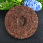 Presuota-Pu-erh-arbata-nugarine-puse Presuotos Pu-erh arbatos blyno nugarinė pusė su tradiciniu įdubimu