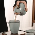 Iš Ge Yao gaiwan indelio per dangtelį pilama Gongfu Cha arbata