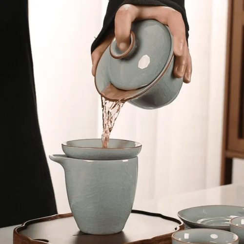 Iš Ge Yao gaiwan indelio per dangtelį pilama Gongfu Cha arbata