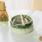 SK00132-02 Keramikinis Matcha dubenėlis su snapeliu ir nerūdijančio plieno sietelis