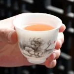 SK00140-03 Gongfu Cha arbatos piala rankoje, puikiai parodanti elegantišką Meiren Bei formą