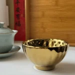 SK00143-02 Auksinė keraminė arbatos piala šalia tradicinio Gaiwan indo